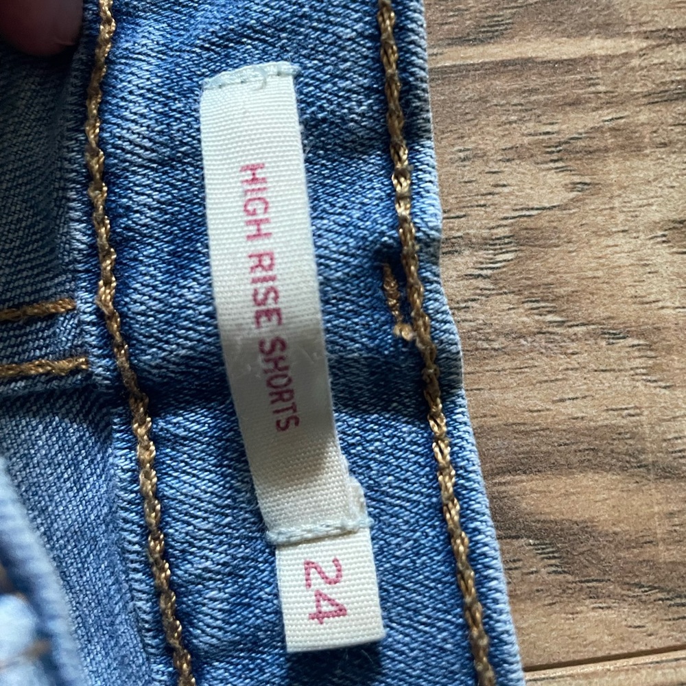 Ultra High Rise Levi Shorts 24 - Picture 3 of 3